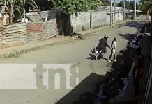 ¡Degenerado! Motociclista pega nalgada a una joven en Managua (VIDEO) Foto: Captan a motorizado pegando nalgada en Managua / TN8