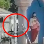 De terror, “niño fantasma” juega en un cementerio