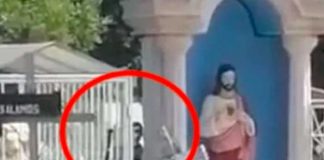 De terror, “niño fantasma” juega en un cementerio