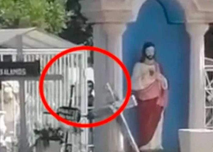 De terror, “niño fantasma” juega en un cementerio