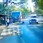 Atropellada por el «desespere» de buscar un bus en Chinandega (VIDEO) Foto: Mujer con tremendo golpe tras protagonizar accidente en Chinandega / TN8