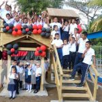 Entregan una bonita aula en escuela del barrio Miguel Alvarado en Siuna Foto: Inauguran moderna aula en un colegio de Siuna / TN8