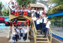 Entregan una bonita aula en escuela del barrio Miguel Alvarado en Siuna Foto: Inauguran moderna aula en un colegio de Siuna / TN8