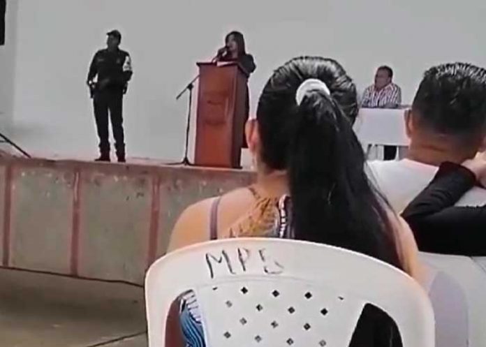 Rectora se hace viral por discurso donde prohíbe celulares