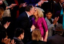 ¡Cachos a la vista! Jill Biden «chacobió» al esposo de la vicepresidenta de EE.UU. ¡Cachos a la vista! Jill Biden "chacobio" al esposo vicepresidenta de EE.UU.