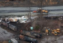Mortífera contaminación del agua por el descarrilamiento del tren en Ohio Mortífera contaminación del agua por el descarrilamiento del tren en Ohio