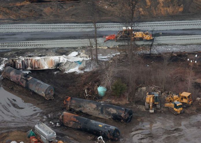 Mortífera contaminación del agua por el descarrilamiento del tren en Ohio