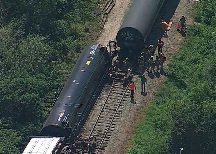 ¡Otro más! Tren que transportaba vagones con propano se descarriló en Florida