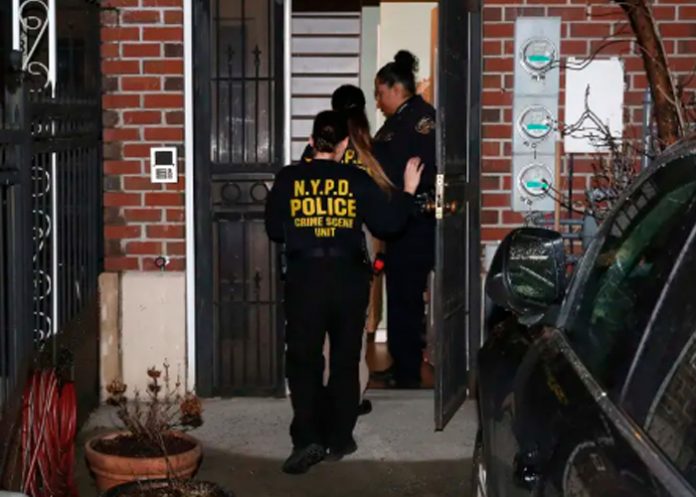 Abuela paterna casi mata a su nieta en Nueva York ¡la apuñaló 12 veces!