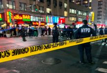De varios tiros le quitan la vida a un joven en el Times Square, Nueva York De varios tiros le quitan la vida a un joven en el Times Square, Nueva York