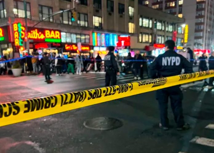 eeuu4 De varios tiros le quitan la vida a un joven en el Times Square, Nueva York