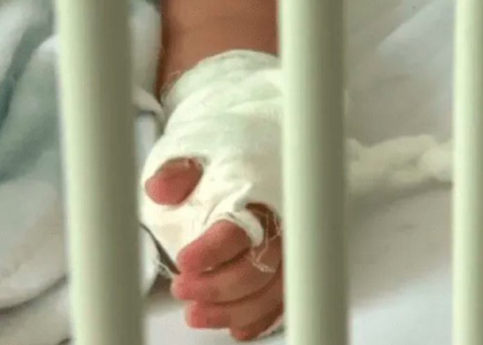 Entre la vida y la muerte dejan a niño en Houston tras ser brutalmente golpeado