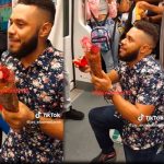 Le pide matrimonio a su amiga en el Metro y lo batean