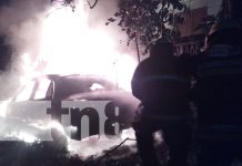 Vehículo se reduce a chatarra tras incendiarse en Río Blanco Vehículo se reduce a chatarra tras incendiarse en Río Blanco