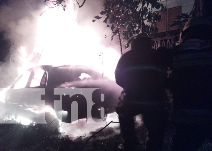 Vehículo se reduce a chatarra tras incendiarse en Río Blanco