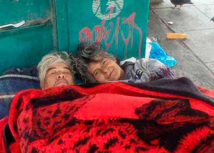 Pareja lleva 20 años en la calle y no necesitan de lujos 