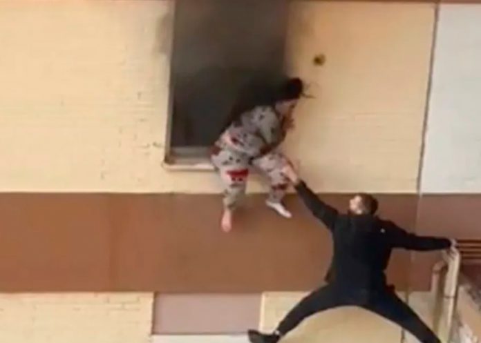 españa3 Escaló un edificio en España y salvó a familia de ser devorada por un incendio