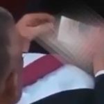 ¡No se aguantó! En plena sesión captan viendo porno a un diputado en Serbia ¡No se aguantó! En plena sesión captan viendo porno a un diputado en Serbia