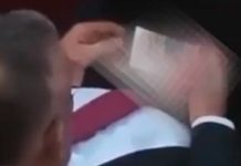 ¡No se aguantó! En plena sesión captan viendo porno a un diputado en Serbia ¡No se aguantó! En plena sesión captan viendo porno a un diputado en Serbia