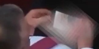 ¡No se aguantó! En plena sesión captan viendo porno a un diputado en Serbia