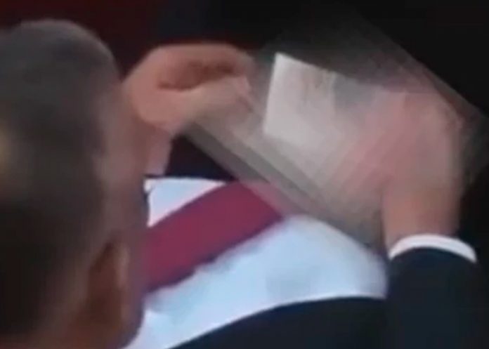 europa2 ¡No se aguantó! En plena sesión captan viendo porno a un diputado en Serbia