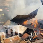 Fuego en la cocina se extiende y quema una casa en León Fuego en la cocina se extiende y quema una casa en León