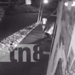 Tremenda suerte: Se salva de ser arrollado por un carro en Juigalpa (VIDEO) Foto: Camioneta casi atropella a una persona en Juigalpa / TN8