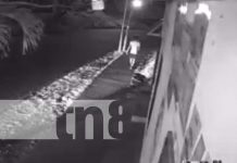 Tremenda suerte: Se salva de ser arrollado por un carro en Juigalpa (VIDEO) Foto: Camioneta casi atropella a una persona en Juigalpa / TN8
