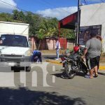 Giro indebido provoca colisión entre camión y moto en Managua Foto: Giro indebido provoca colisión en Managua / TN8