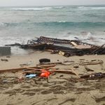 Al menos 40 migrantes mueren tras un naufragio en las costas de Italia Al menos 40 migrantes mueren tras un naufragio en las costas de Italia