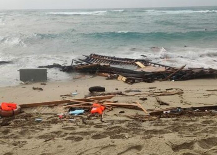 Al menos 40 migrantes mueren tras un naufragio en las costas de Italia