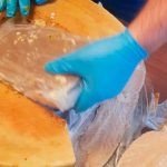 Decomisan droga camuflada en queso parmesano en Italia