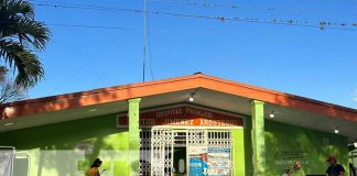 Niño auxiliado por lugareños de Jalapa