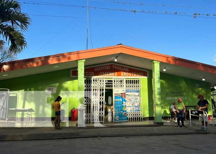 jala Niño auxiliado por lugareños de Jalapa