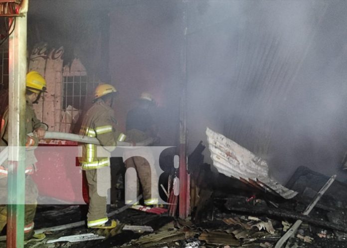 manguera Siniestro consume en su totalidad una carpintería en Altamira, Managua