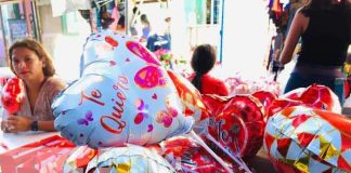 Foto: Comercio se pinta de rojo en el mercado de Granada / TN8