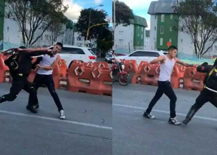 Taxista y motociclista se van a los golpes en plena vía pública