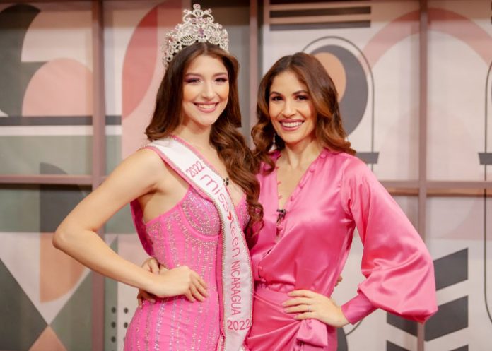 Foto: Xiomara Blandino, directora de Miss Teen Nicaragua, junto a Mariángeles Castillo, reina adolescente