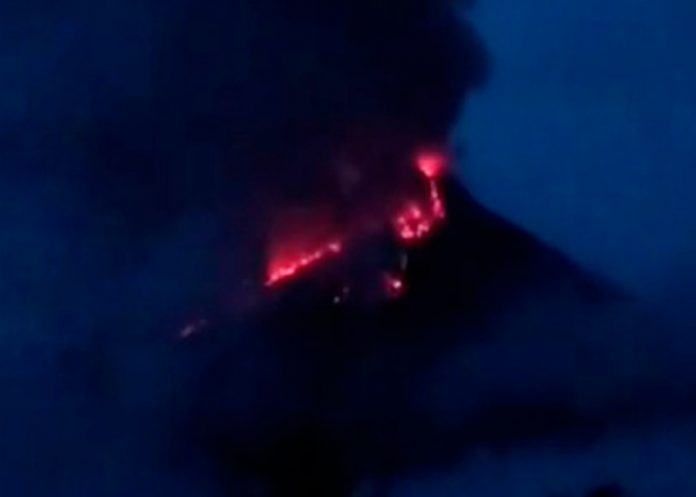 mundo3 Volcán Monte Karangetang entra en erupción formando 6 ríos de lava ¡Evacúan!