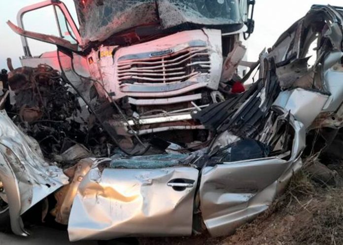 Colisión Mortal entre bus y furgón cobró la vida de 20 personas en Sudáfrica