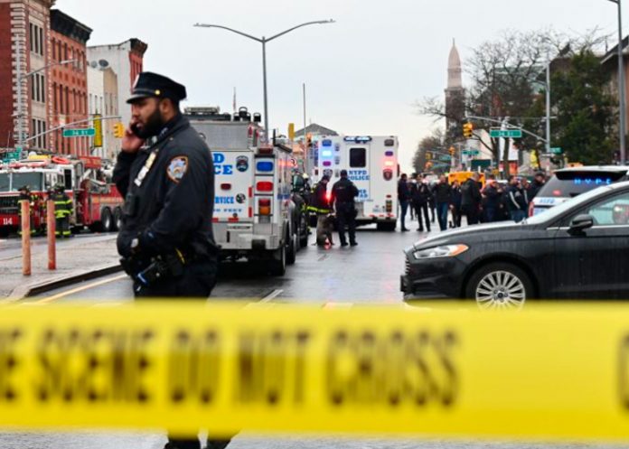 Balacera cerca de una escuela en Nueva York deja a un adolescente herido