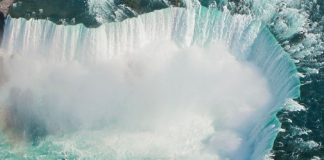 Vivo de milagro niño tras caer con su madre en las Cataratas del Niágara