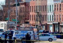 Camión invade una acera en Nueva York y deja varias personas heridas Camión invadió una acera en Nueva York y deja varias personas heridas