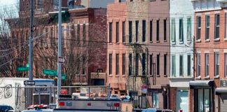 Camión invadió una acera en Nueva York y deja varias personas heridas