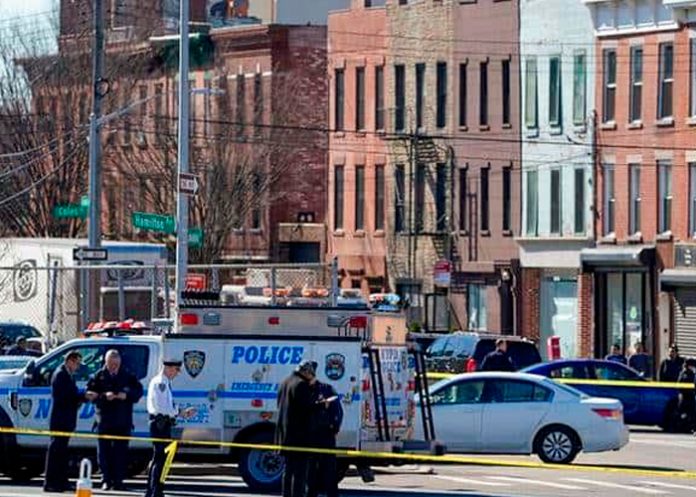 Camión invadió una acera en Nueva York y deja varias personas heridas