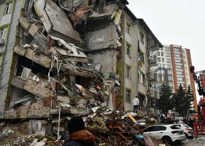 Detienen a alcalde implicado en fallas estructurales en Türkiye