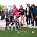 Jóvenes colocan ofrenda floral a Sandino en la Loma de Tiscapa Foto: Homenaje a Sandino en la Loma de Tiscapa / TN8