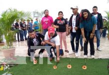 Jóvenes colocan ofrenda floral a Sandino en la Loma de Tiscapa Foto: Homenaje a Sandino en la Loma de Tiscapa / TN8