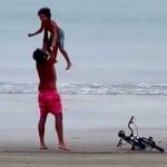 Video: Se vuelve loco y celebra que su hijo aprendió a manejar bicicleta Papá celebrar que su hijo aprendió a montar bicicleta