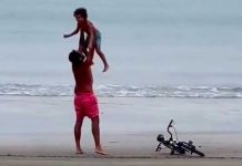 Papá celebrar que su hijo aprendió a montar bicicleta